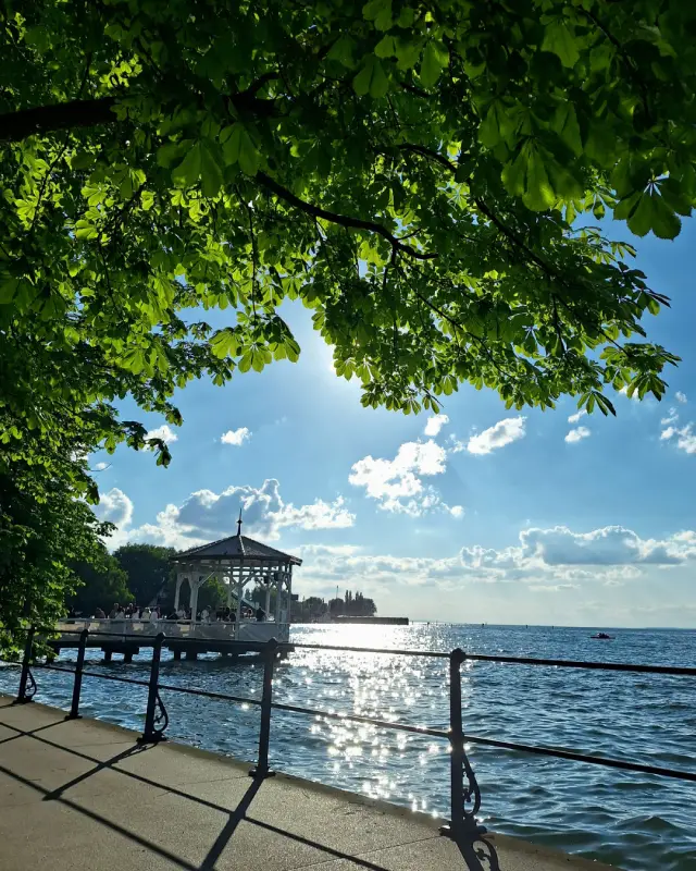 Ruhige Landstraße nahe dem Bodensee
